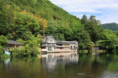 Yufuin, Oita, Japonya 'da mavi gökyüzü geçmişi 15 Mayıs 2024