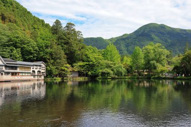 Yufuin, Oita, Japonya 'da mavi gökyüzü geçmişi 15 Mayıs 2024