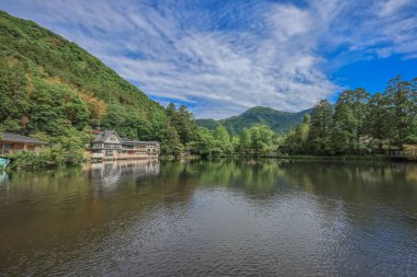 Yufuin, Oita, Japonya 'da mavi gökyüzü geçmişi 15 Mayıs 2024