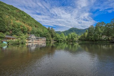 Yufuin, Oita, Japonya 'da mavi gökyüzü geçmişi 15 Mayıs 2024