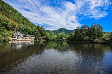Yufuin, Oita, Japonya 'da mavi gökyüzü geçmişi 15 Mayıs 2024