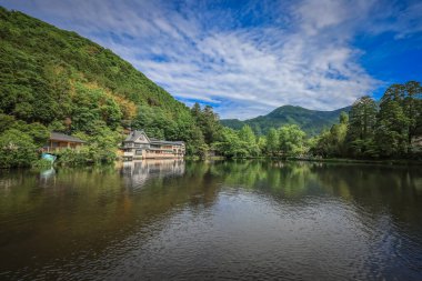 Yufuin, Oita, Japonya 'da mavi gökyüzü geçmişi 15 Mayıs 2024