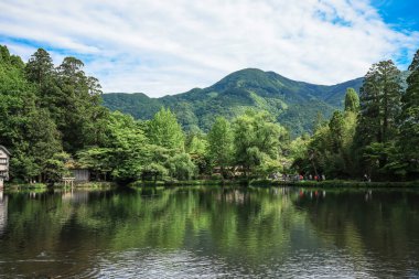 Yufuin, Oita, Japonya 'da mavi gökyüzü geçmişi 15 Mayıs 2024