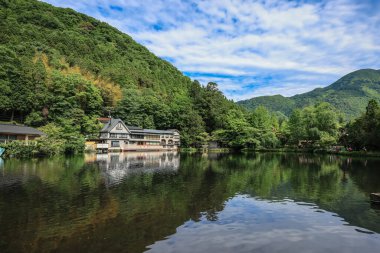 Yufuin, Oita, Japonya 'da mavi gökyüzü geçmişi 15 Mayıs 2024