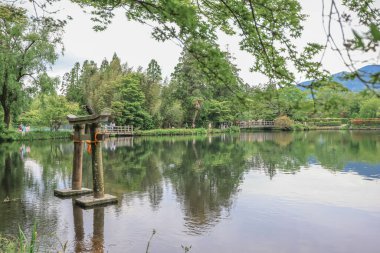 15 Mayıs 2024 Torii Kinrin Gölü Yufuin, Oita, Japonya