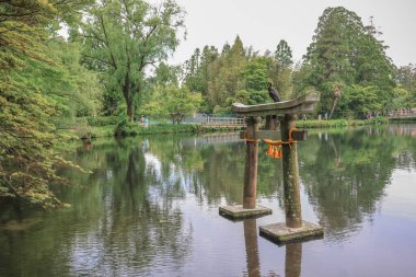 15 Mayıs 2024 Torii Kinrin Gölü Yufuin, Oita, Japonya