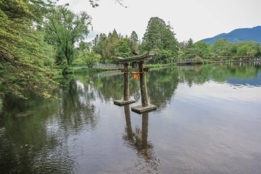 15 Mayıs 2024 Torii Kinrin Gölü Yufuin, Oita, Japonya