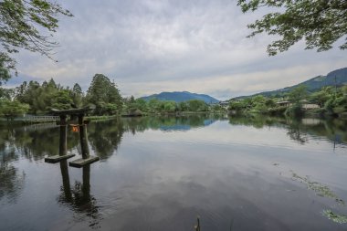 15 Mayıs 2024 Torii Kinrin Gölü Yufuin, Oita, Japonya