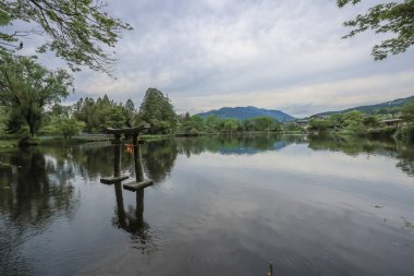 15 Mayıs 2024 Torii Kinrin Gölü Yufuin, Oita, Japonya