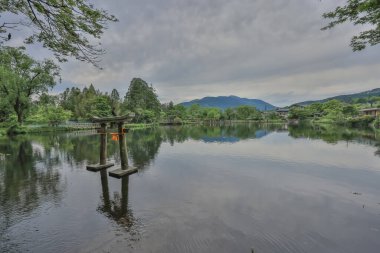 15 Mayıs 2024 Torii Kinrin Gölü Yufuin, Oita, Japonya