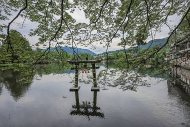 15 Mayıs 2024 Torii Kinrin Gölü Yufuin, Oita, Japonya