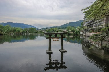 15 Mayıs 2024 Torii Kinrin Gölü Yufuin, Oita, Japonya
