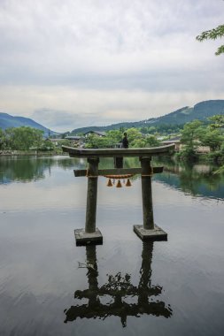 15 Mayıs 2024 Torii Kinrin Gölü Yufuin, Oita, Japonya