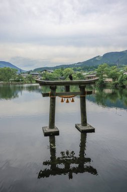 15 Mayıs 2024 Torii Kinrin Gölü Yufuin, Oita, Japonya