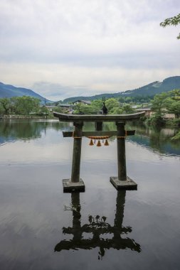 15 Mayıs 2024 Torii Kinrin Gölü Yufuin, Oita, Japonya