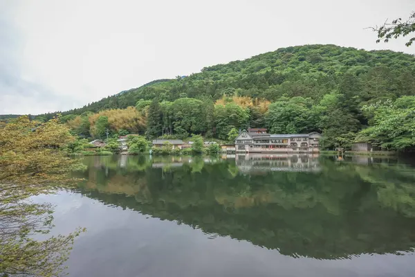 Kinrin Gölü manzarası Yufuin, Oita, Japonya 15 Mayıs 2024