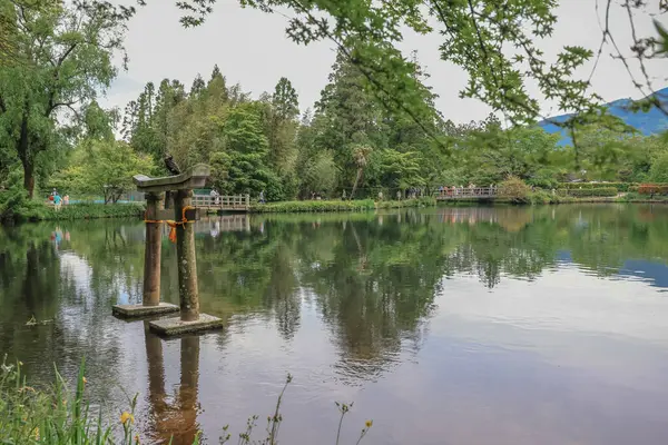 15 Mayıs 2024 Torii Kinrin Gölü Yufuin, Oita, Japonya