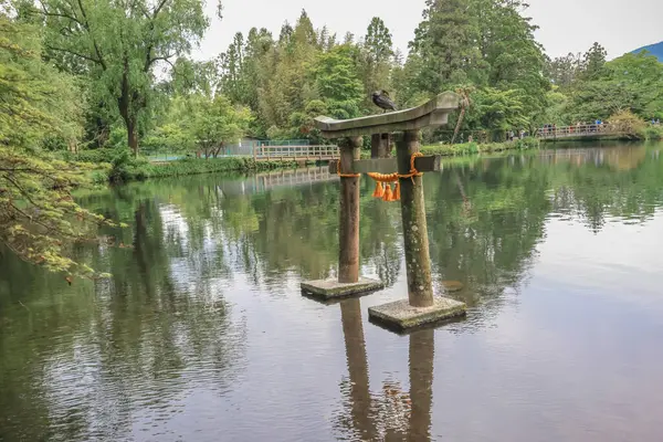 15 Mayıs 2024 Torii Kinrin Gölü Yufuin, Oita, Japonya