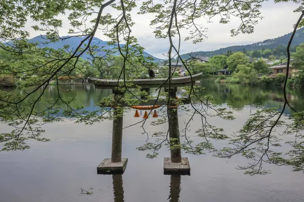 15 Mayıs 2024 Torii Kinrin Gölü Yufuin, Oita, Japonya