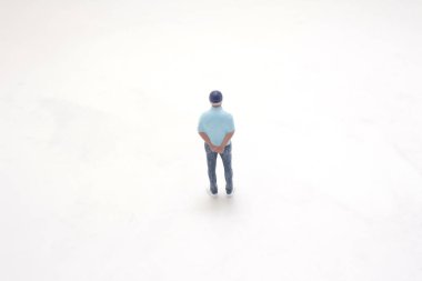 Mavi şapkalı orta yaşlı bir adamın heykeli.,