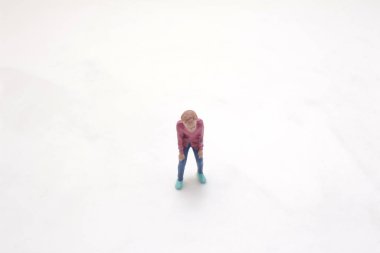 Kırmızı elbiseli küçük bir çocuk.