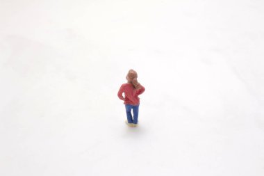 Kırmızı elbiseli küçük bir çocuk.