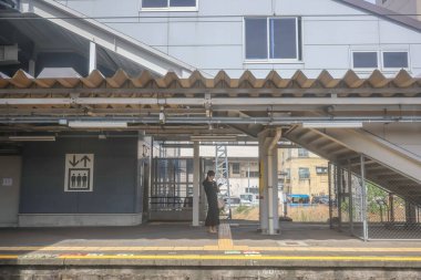 Haiki İstasyonunda Odaklanmamış Saga Yerel Treni, Saga Japonya 13 Mayıs 2024