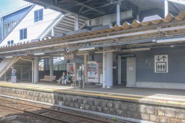 Haiki İstasyonunda Odaklanmamış Saga Yerel Treni, Saga Japonya 13 Mayıs 2024