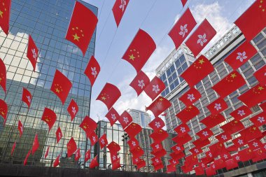 24 Haziran 2024 Hong Kong ve ofis binası ile Çin Bayrağı