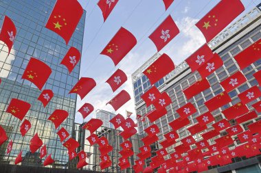24 Haziran 2024 Hong Kong ve ofis binası ile Çin Bayrağı