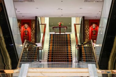 24 Haziran 2024 'te lüks bir iç mekanda merdivenlerde koyu kırmızı halı.