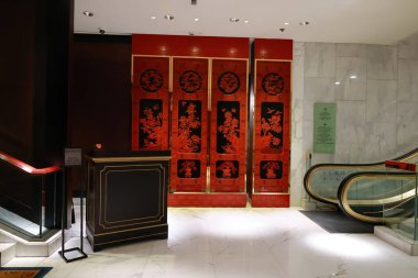 24 Haziran 2024 'te lüks bir iç mekanda merdivenlerde koyu kırmızı halı.