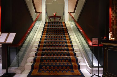 24 Haziran 2024 'te lüks bir iç mekanda merdivenlerde koyu kırmızı halı.