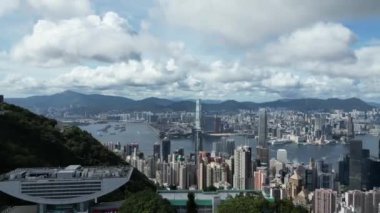 Hong Kong - 24 Haziran 2024: Peak Tower ile Victoria Tepesi manzarası 