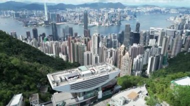 Hong Kong - 24 Haziran 2024: Peak Tower ile Victoria Tepesi manzarası 