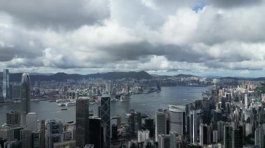 Hong Kong - 24 Haziran 2024: Merkezi bölgenin gündüz panoramik görüntüsü 