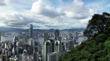 Hong Kong - 24 Haziran 2024: Merkezi bölgenin gündüz panoramik görüntüsü 