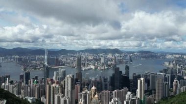Hong Kong - 24 Haziran 2024: Merkezi bölgenin gündüz panoramik görüntüsü 