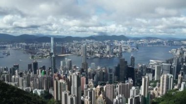 Hong Kong - 24 Haziran 2024: Merkezi bölgenin gündüz panoramik görüntüsü 