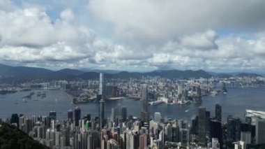 Hong Kong - 24 Haziran 2024: Merkezi bölgenin gündüz panoramik görüntüsü 