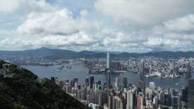 Hong Kong - 24 Haziran 2024: Merkezi bölgenin gündüz panoramik görüntüsü 