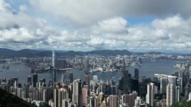 Hong Kong - 24 Haziran 2024: Merkezi bölgenin gündüz panoramik görüntüsü 