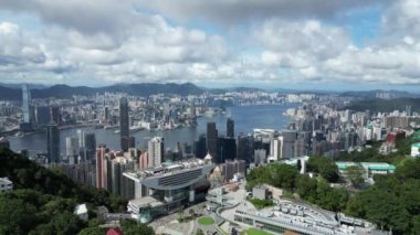 Hong Kong - 24 Haziran 2024: Peak Tower ile Victoria Tepesi manzarası 