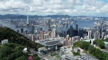 Hong Kong - 24 Haziran 2024: Peak Tower ile Victoria Tepesi manzarası 