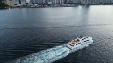 Hong Kong - 28 Haziran 2024: Günbatımında Harbor 'da Yat