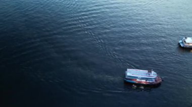 Hong Kong - 28 Haziran 2024: Sam Ka Tsuen Feribot Limanı 'ndaki gemiler 