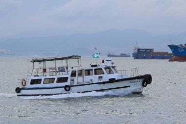 Adanın merkez bölgesi Hong Kong 'un siyasi ve ekonomik merkezidir..