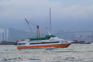 Hong Kong limanındaki yüksek hızlı hidrofolyo feribotu..