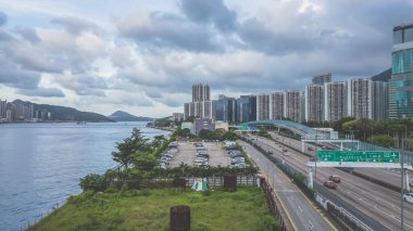 Hong Kong Şehri, Temmuz 12024. Hong Kong 'daki Quarry Bay gezinti güvertesi.