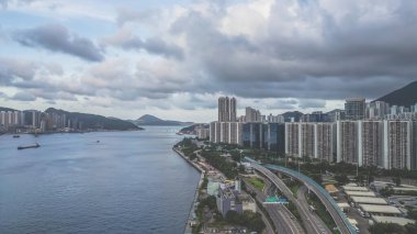 Hong Kong Şehri, Temmuz 12024. Hong Kong 'daki Quarry Bay gezinti güvertesi.